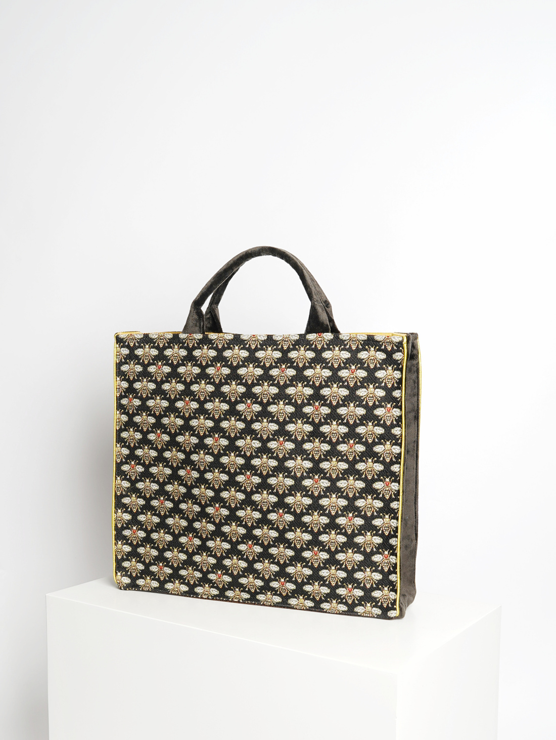 Сумка-тоут  "Пчелы" черная - фотография товара