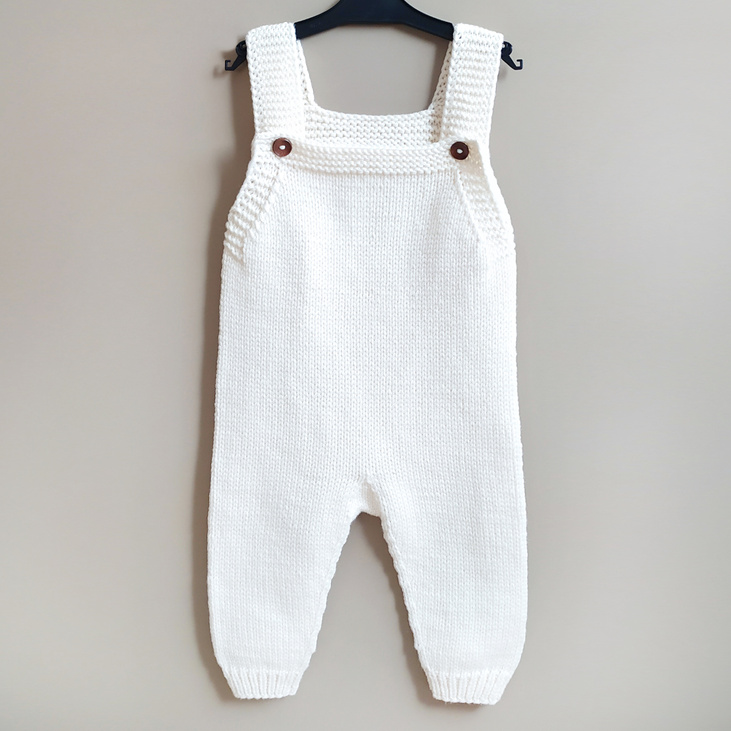 Вязаный комбинезон для новорожденных