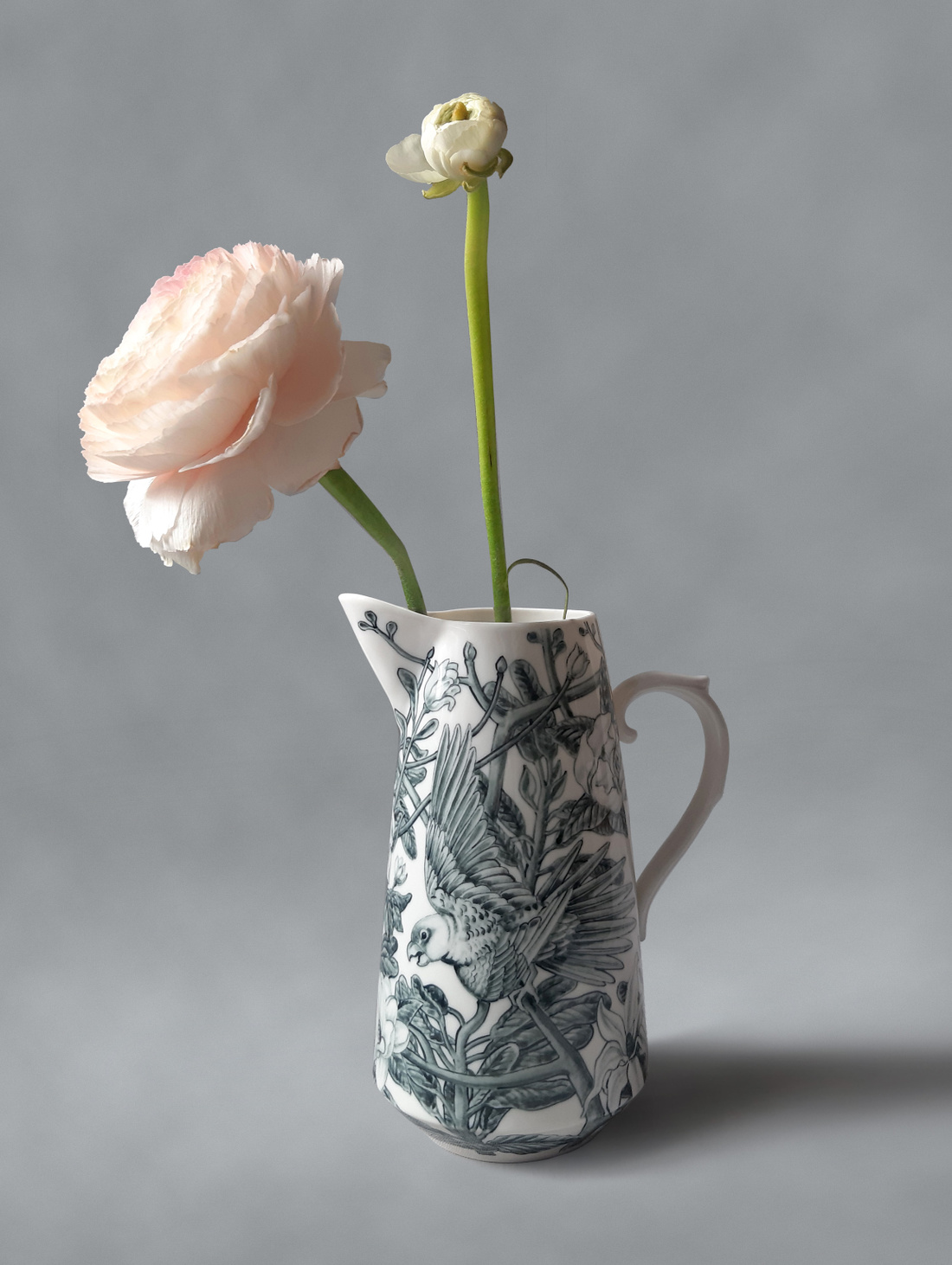 Кувшин "Попугаи в зарослях магнолии" - фотография товара